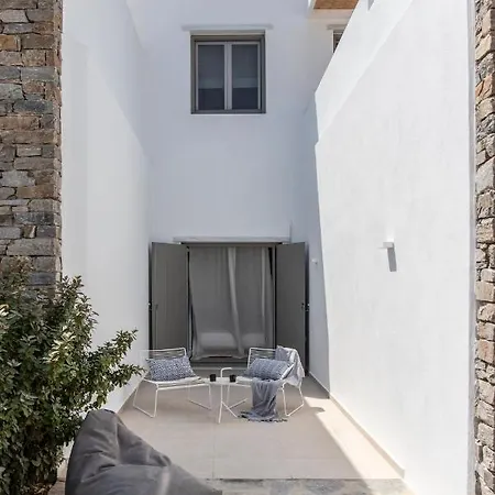 Citadela Paros Molos - Beachfront Maisonette With Plunge Pool Feriehus